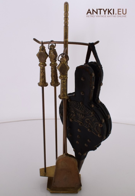 Zestaw narzędzi kominkowych z miechem w stylu vintage. antyki.eu